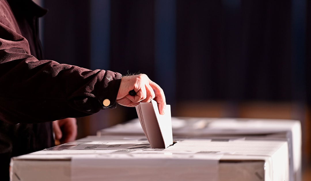 Ciudadano emitiendo voto en un referéndum