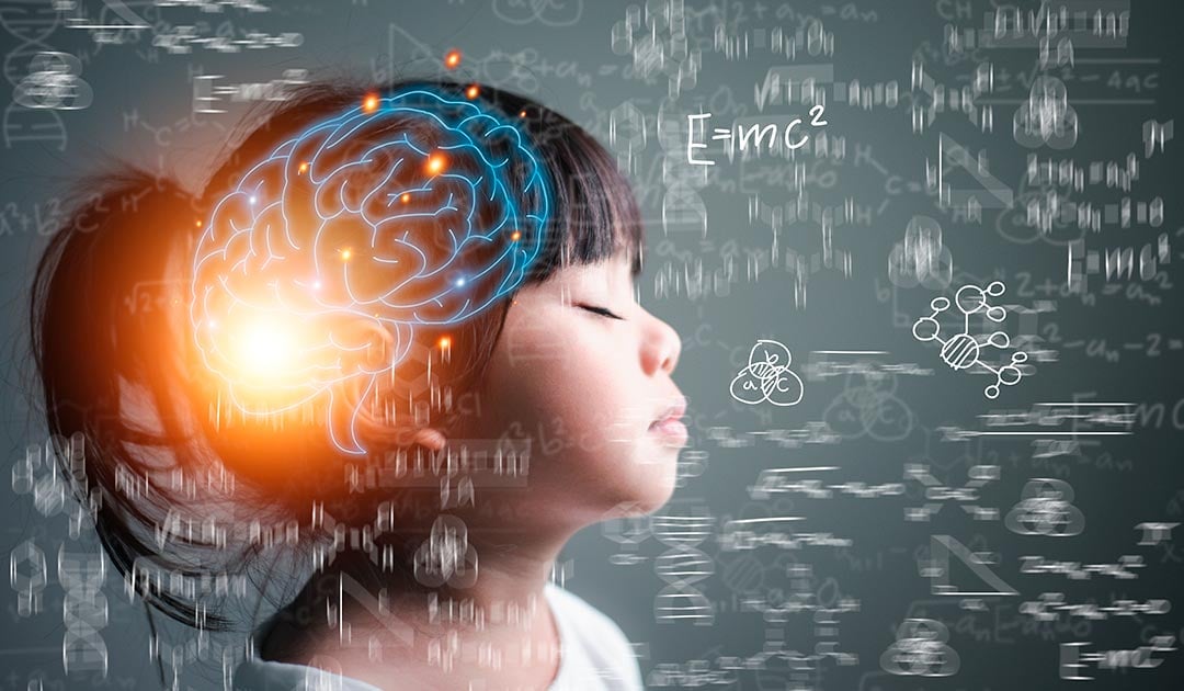 Fotografía de una niña y un dibujo lineal de un cerebro superpuesto